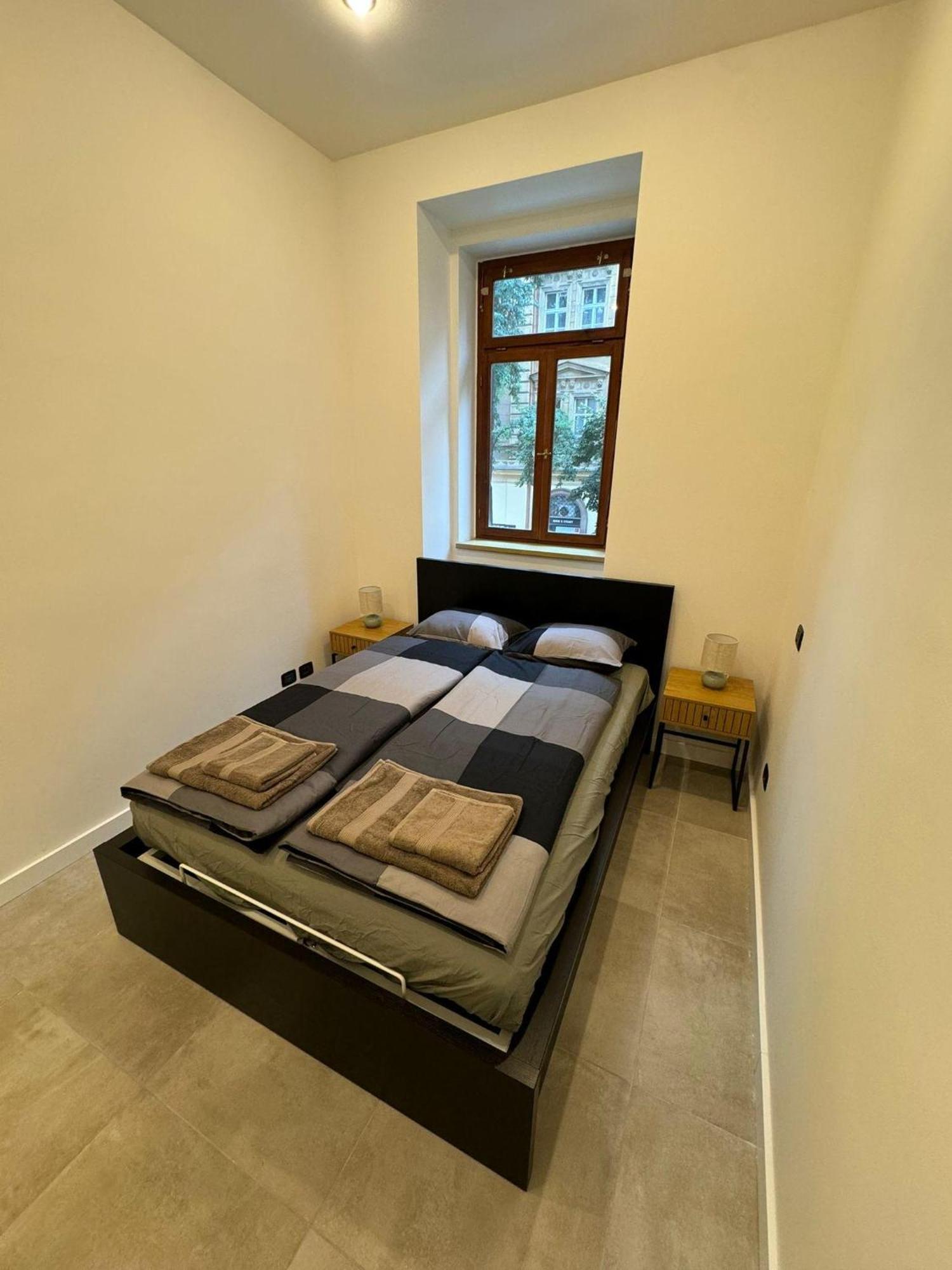 Cool With Small Balcony Near Florenc