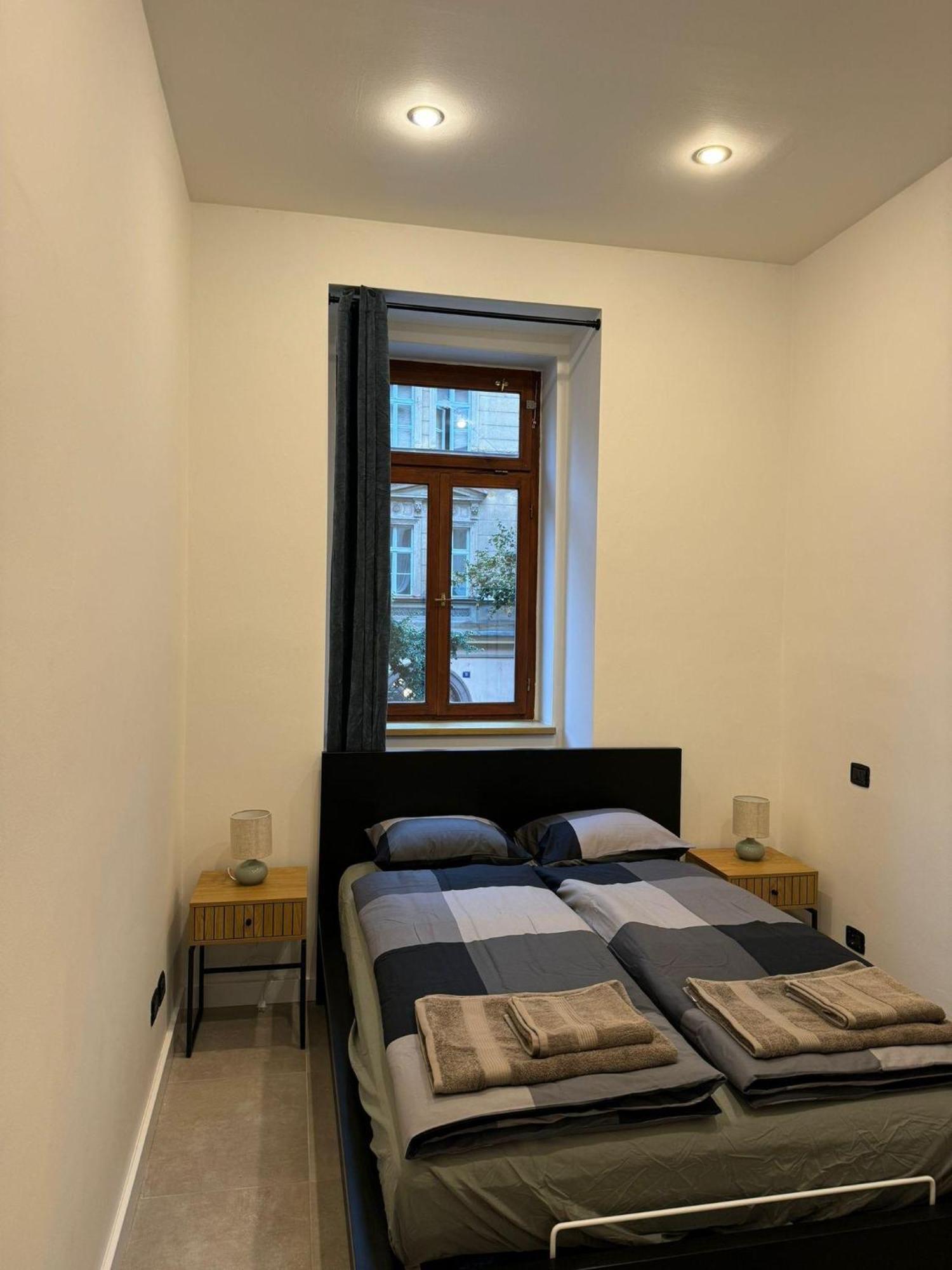 Cool With Small Balcony Near Florenc Appartamento